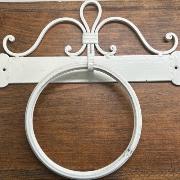 Vintage Cream Coloured Metal Painted Wrought Iron Towel Holder With Ring - Picture 2 of 11